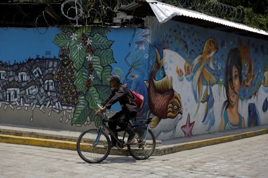 Las fachadas de las casas del poblado de San Juan de Flores, municipio de Cantarranas, Honduras, han sido pintadas con murales de reconocidos artistas nacionales e internacionales. 