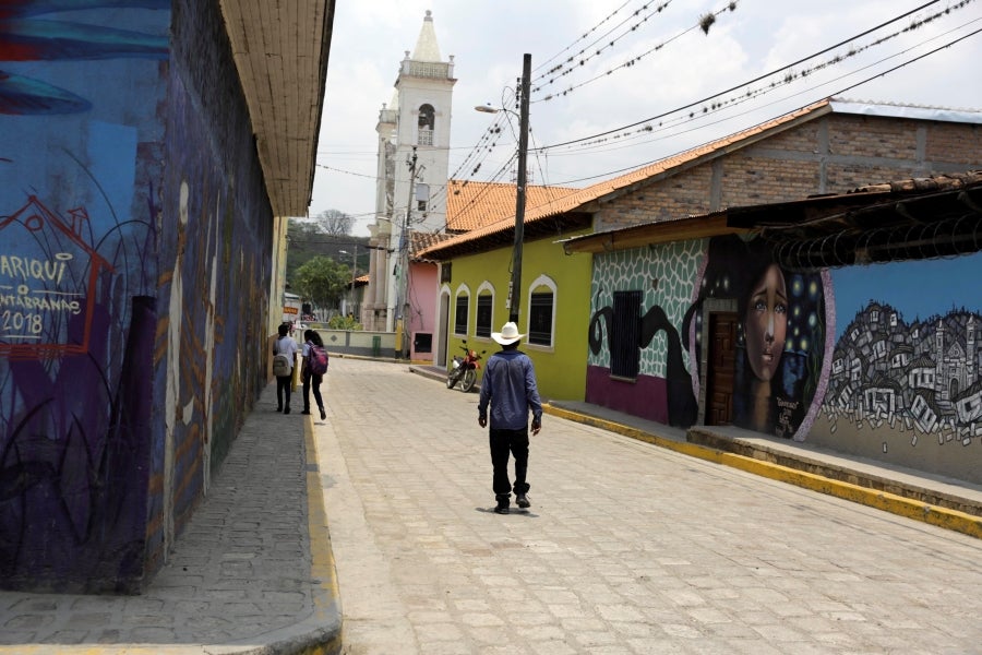 Las fachadas de las casas del poblado de San Juan de Flores, municipio de Cantarranas, Honduras, han sido pintadas con murales de reconocidos artistas nacionales e internacionales. 