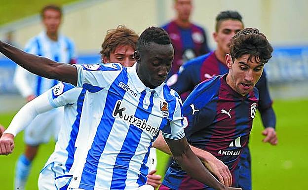 Thior conduce el balón ante un jugador del Vitoria. 