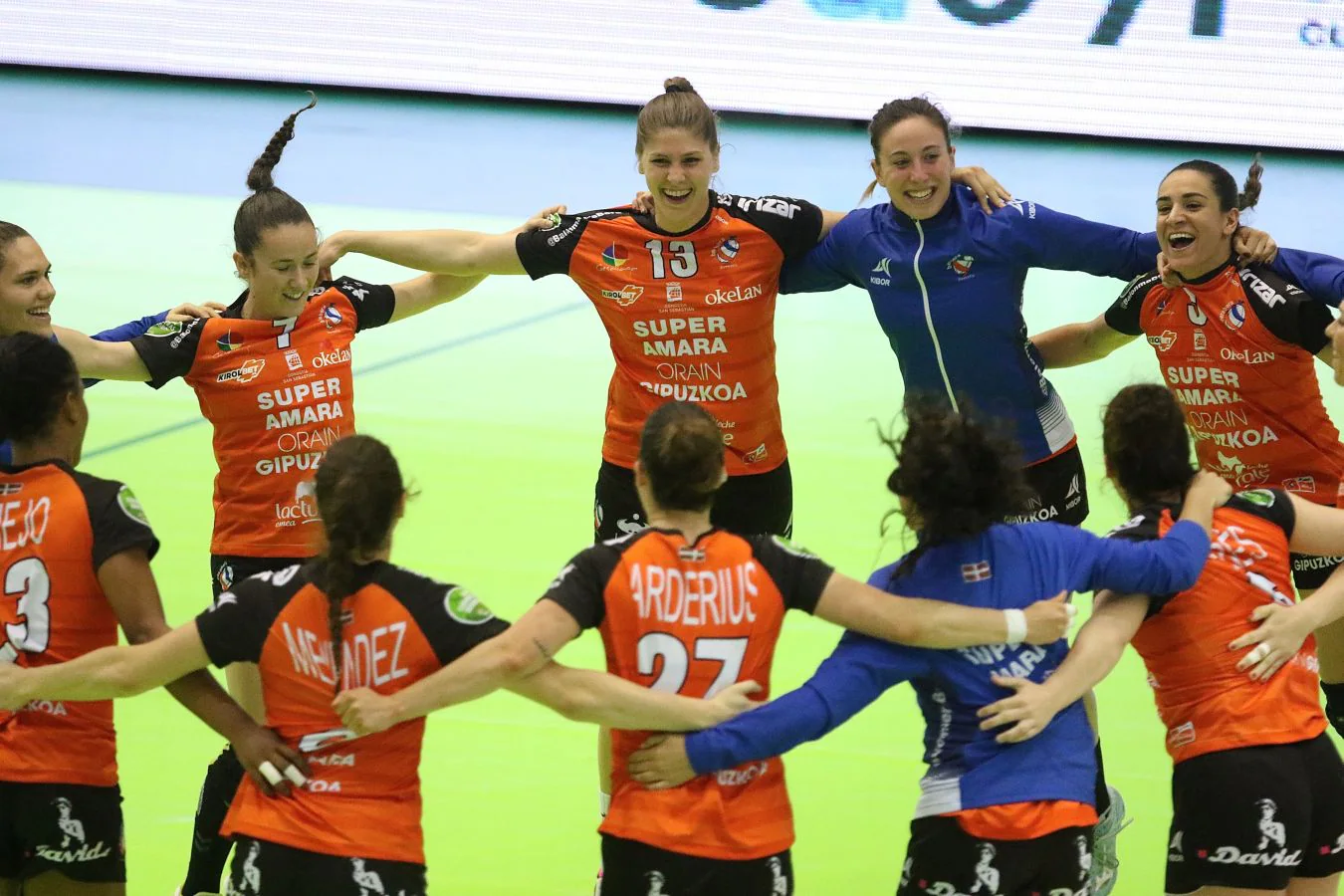 El Super Amara Bera Bera se ha adjudicado su sexta Copa de la Reina en la final al vencer al Aula Valladolid por 17-30. El partido lo ha dominado el conjunto guipuzcoano desde el primer minuto.