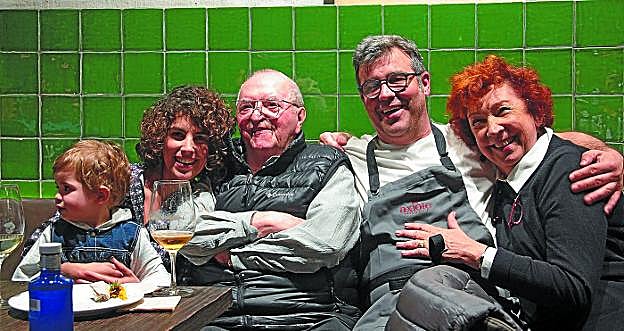 Mikel y Lisandra Fernández, hijo y esposa del chef, Juan Mari Arzak, Bruno Oteiza y Amaia Ortuzar. 