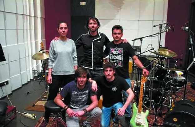 María Soriazu (bajo), Gorka Urra (productor), Andoni García (guitarras), Gorka Lizaso (cantante y compositor) e Ibai Ros (batería). 