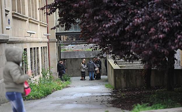 Familiares de los detenidos, ayer a las puertas del juzgado.