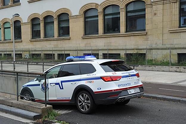 Un vehículo patrulla accede minutos antes de las cinco de la tarde a los sótanos del Palacio de Justicia .de Atotxa con uno de los detenidos
