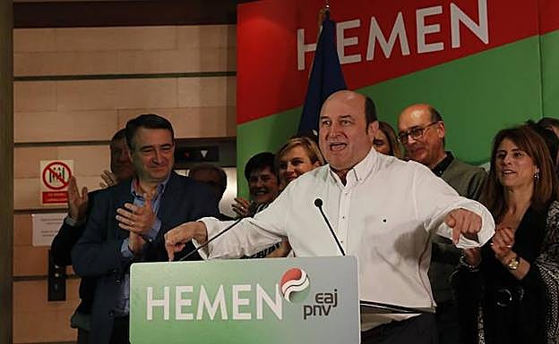 Ortuzar celebra en Sabin Etxea los resultados obtenidos por el PNV.