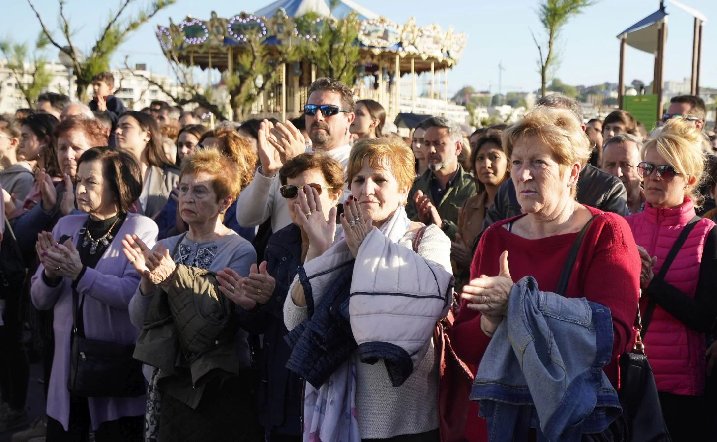 Más de un millar de personas han mostrado este lunes por la tarde su solidaridad a la familia del joven de 17 años fallecido el domingo tras sufrir una paliza.