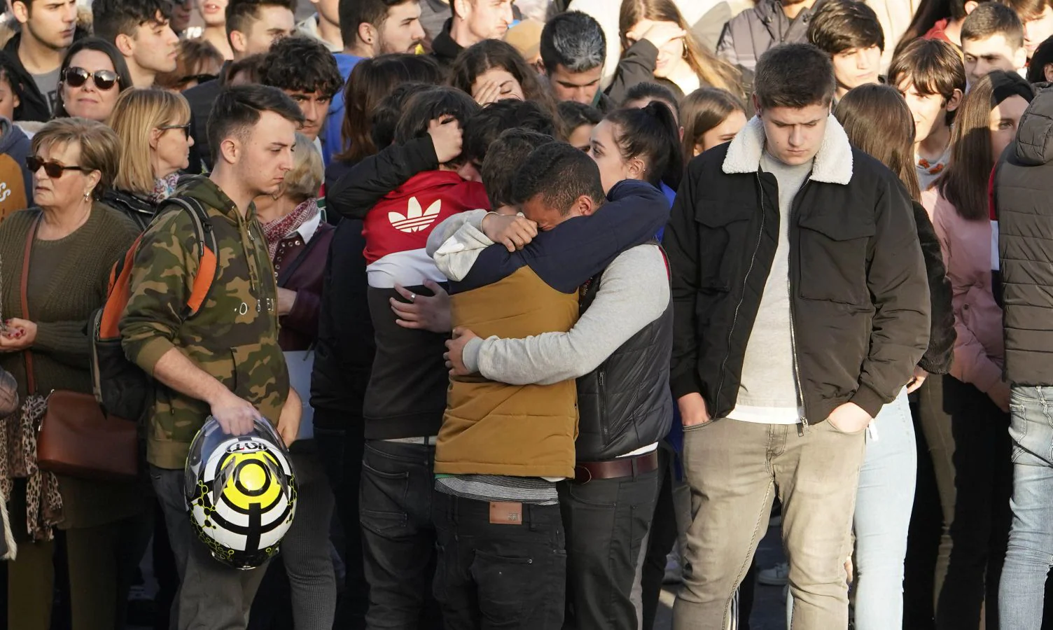 Más de un millar de personas han mostrado este lunes por la tarde su solidaridad a la familia del joven de 17 años fallecido el domingo tras sufrir una paliza.