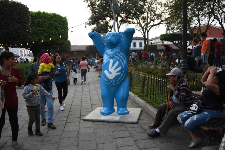 Los osos que ya han visitado ciudades como Paris, Sidney oBuenos Aires, entre otras, se encuentran en exhibición en Guatemala. Los United Buddy Bears personifican a los países miembros de la Organización de las Naciones Unidas.