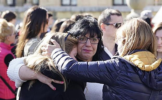 Imagen principal - Más de un millar de personas se concentran frente al Ayuntamiento en repulsa por la muerte del joven agredido en Donostia