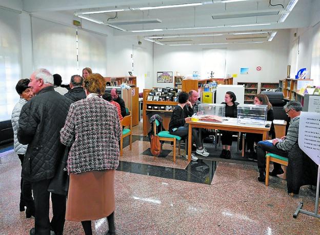 Un colegio electoral de Azkoitia en las votaciones del domingo. 