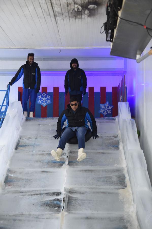 Varios niños juegan con nieve en el 'Iceberg Snow World', un parque cubierto de nieve, para combatir la ola de calor en la localidad india de Ahmedabad El Departamento Meteorológico de India (IMD) ha emitido una alerta roja por altas temperaturas