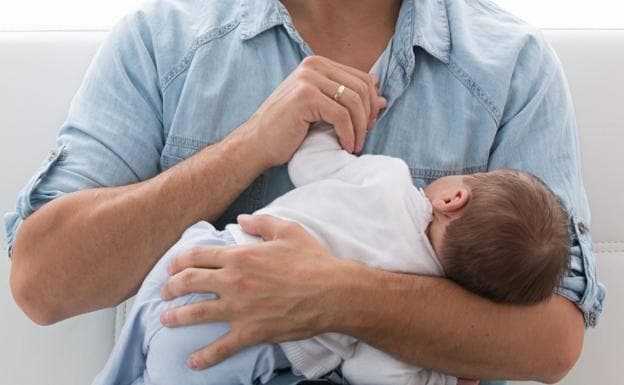 Los permisos de paternidad crecen en Gipuzkoa y superan a los de maternidad