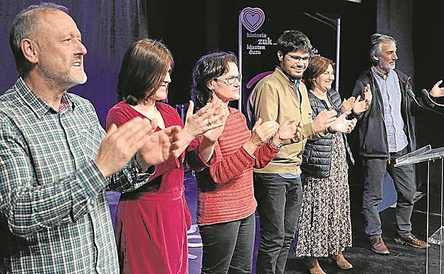Lander Martínez y el resto de dirigentes de Elkarrekin Podemos, en la noche electoral. 