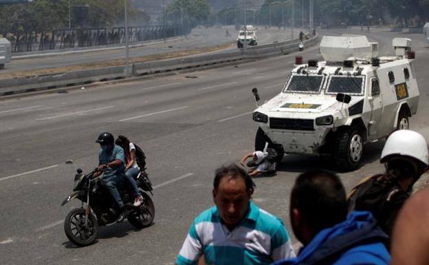 Una tanqueta de la Guardia Nacional arrolla a un manifestante.