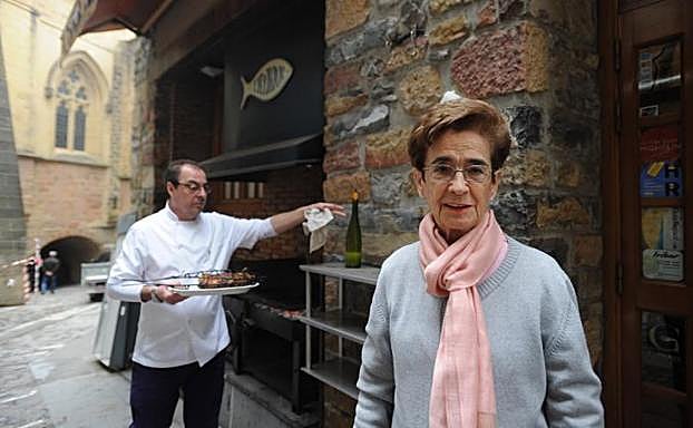 Claudi Iribar, junto a las parrillas del restaurante