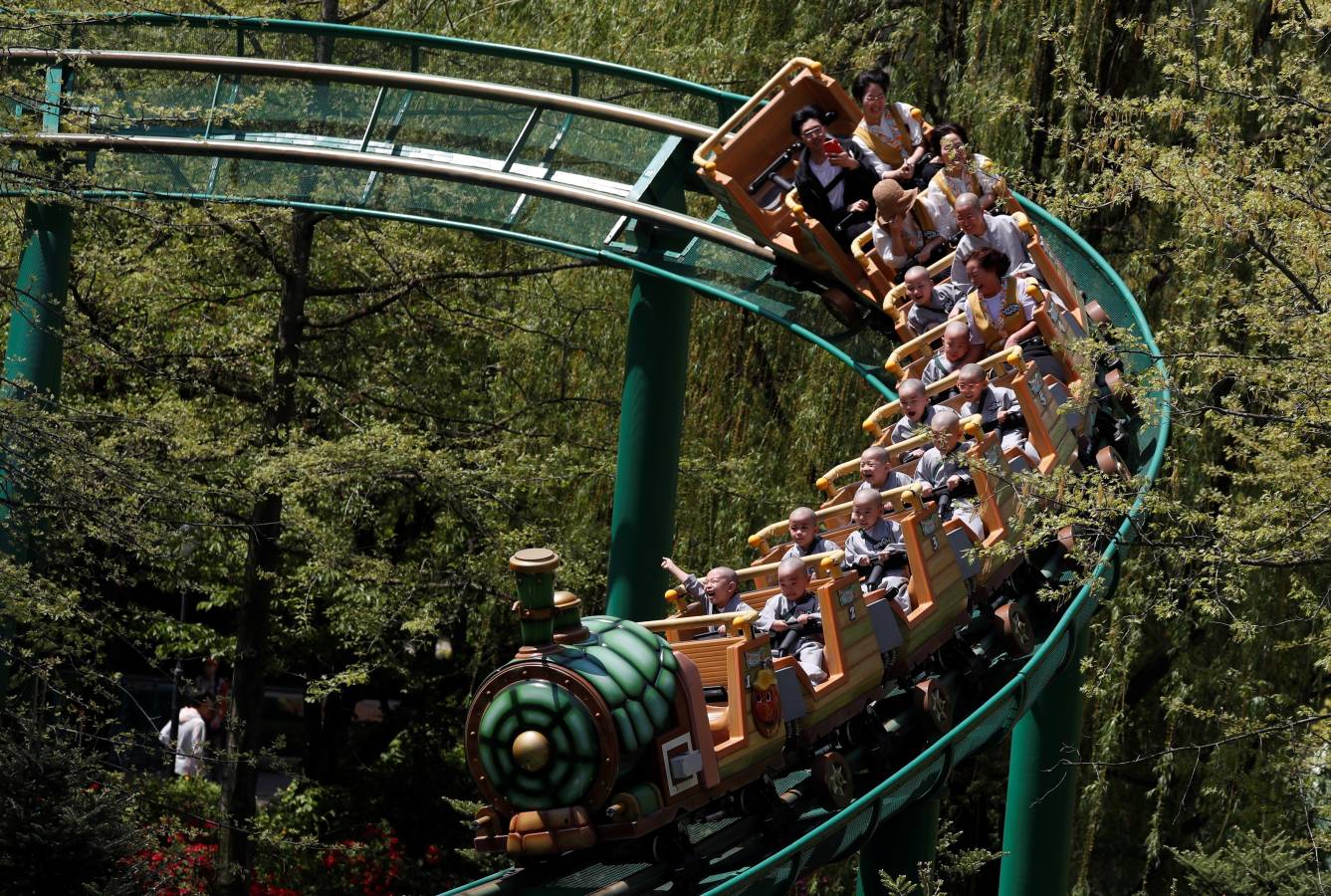 Monjes novicios surcoreanos disfrutan de su visita a Everland, el parque de diversiones más grande de Corea del Sur. Los niños están experimentando la vida monástica en las tres semanas previas al próximo cumpleaños de Buda el 12 de mayo.