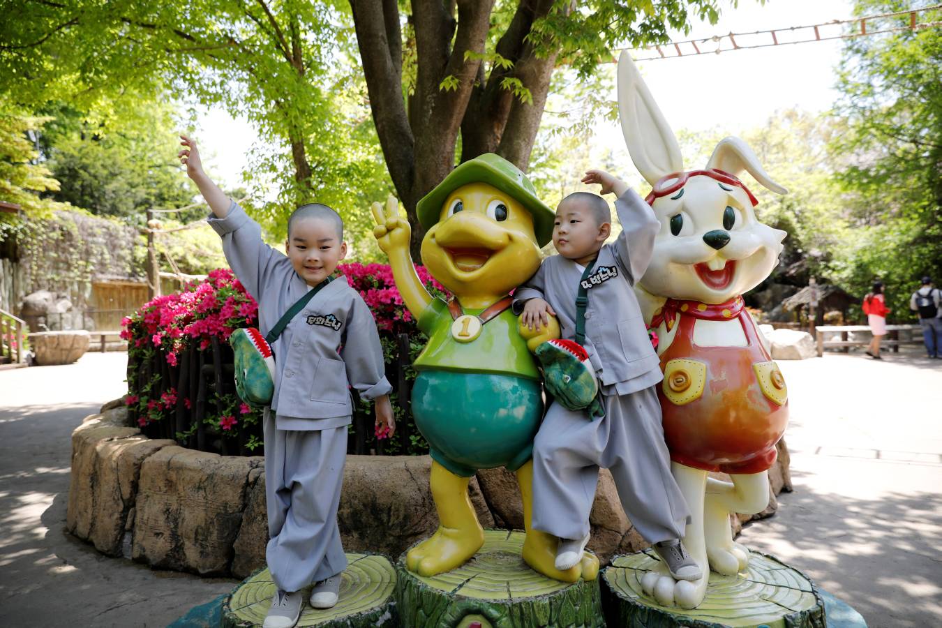 Monjes novicios surcoreanos disfrutan de su visita a Everland, el parque de diversiones más grande de Corea del Sur. Los niños están experimentando la vida monástica en las tres semanas previas al próximo cumpleaños de Buda el 12 de mayo.