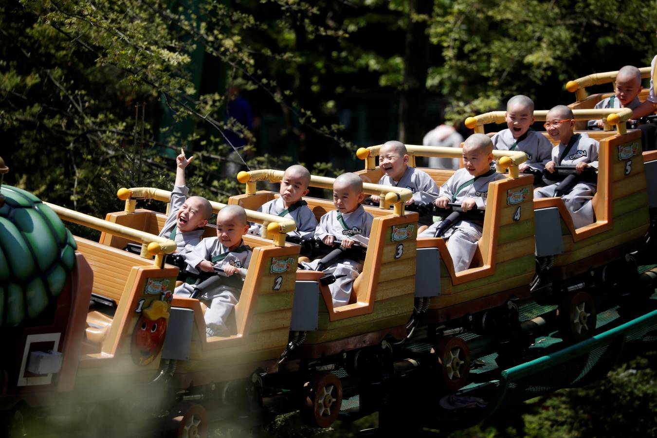 Monjes novicios surcoreanos disfrutan de su visita a Everland, el parque de diversiones más grande de Corea del Sur. Los niños están experimentando la vida monástica en las tres semanas previas al próximo cumpleaños de Buda el 12 de mayo.
