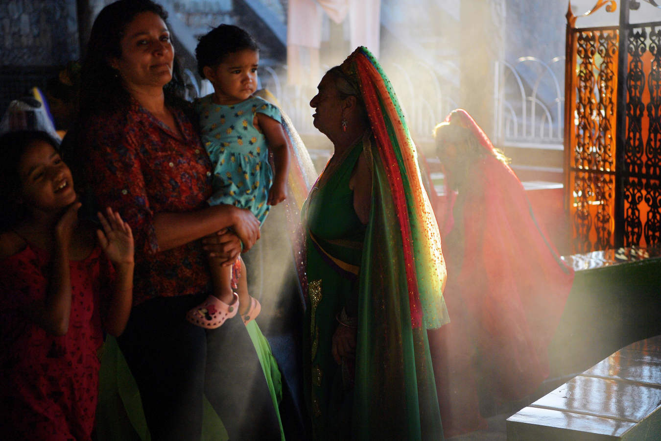 Ninfas, mujeres devotas de la comunidad religiosa de 'Vale do Amanhecer', oran durante su ceremonia más grande del año en el complejo de templos de Vale do Amanhecer, una comunidad a las afueras de Planaltina, a 50 km de la capital brasileña, Brasilia. Esta comunidad ecléctica celebra su ritual más importante del año para honrar a los medios que se comunican con los espíritus buenos y malos. El grupo combina una variedad de prácticas religiosas, incluidas cristianas e hindúes, con símbolos tomados de los incas y mayas, así como una creencia en la vida extraterrestre y los viajes intergalácticos. Con unos 600 templos en todo Brasil, Portugal, Alemania, Japón, Bolivia, Uruguay y los Estados Unidos, el movimiento religioso afirma tener 800,000 miembros.