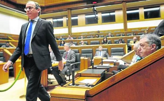 El líder del PP vasco, Alfonso Alonso, pasa junto al escaño de Iñigo Urkullu en el Parlamento. 