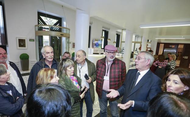Un grupo de docentes jubilados se ha acercado esta mañana al Parlamento vasco. / 