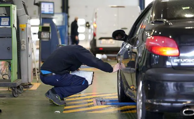 Un operario revisa los neumáticos de un vehículo en la estación de 