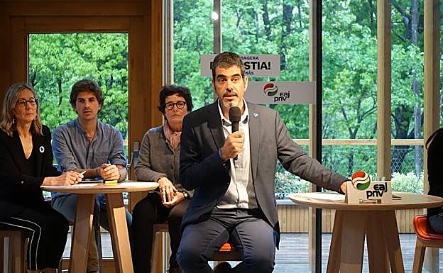Eneko Goia y los miembros de su candidatura, en la presentación ayer del programa electoral