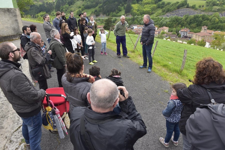 Comienza la feria del queso vasco de Idiazabal. Un total de 29 fabricantes de queso de Euskadi, Iparralde y Navarra han acercado sus quesos a la plaza mayor de Idiazabal, escenario de gran parte de los actos organizados con motivo de esta feria. 