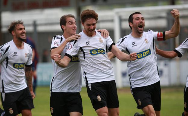 Los jugadores celebran uno de los goles. 