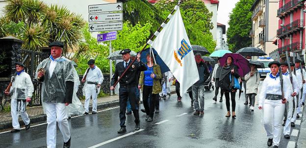 Bajada. La Corporación municipal actual participó por última vez en el acto de bajada de la bandera, portada por Otermin. 