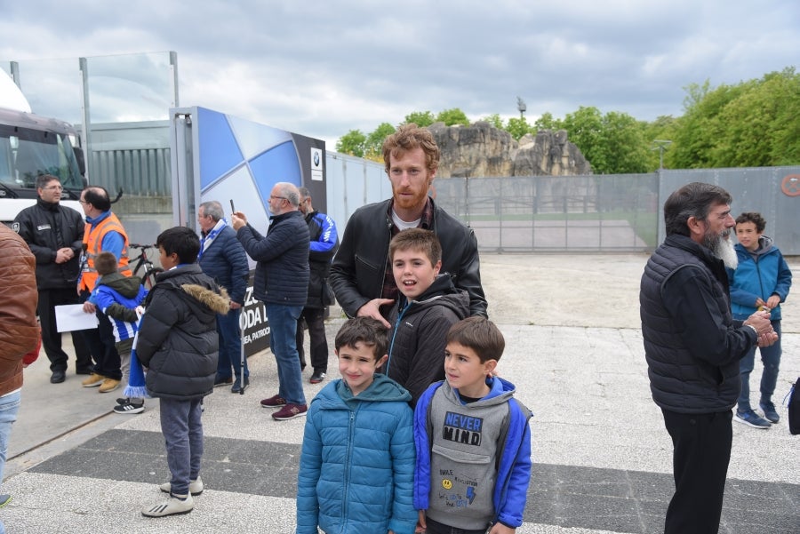 Numerosos afiicionados realistas se han acercado a Vitoria para animar a la Real Sociedad.