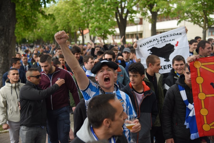 Numerosos afiicionados realistas se han acercado a Vitoria para animar a la Real Sociedad.