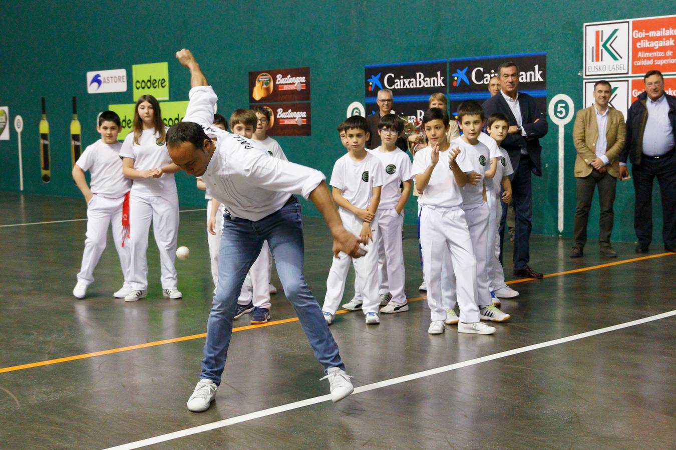 Juan Martínez de Irujo realizó el saque de honor. 