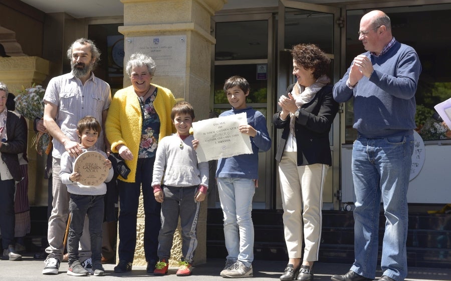 Idiazabal se vistió de gala para celebrar una de las citas fetivas más importante de la localidad, la Feria del Queso Vasco . Cientos de personas aprovecharon la soleada jornada para acercarse hasta allí y partipar en los numerosos actos y actividades organizadas a lo largo de la mañana de ayer. Una feria que reunió a 29 productores de queso con Denominación de Origen Idiazabal y Ossau Iraty.