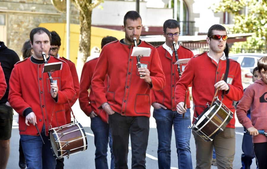 Idiazabal se vistió de gala para celebrar una de las citas fetivas más importante de la localidad, la Feria del Queso Vasco . Cientos de personas aprovecharon la soleada jornada para acercarse hasta allí y partipar en los numerosos actos y actividades organizadas a lo largo de la mañana de ayer. Una feria que reunió a 29 productores de queso con Denominación de Origen Idiazabal y Ossau Iraty.