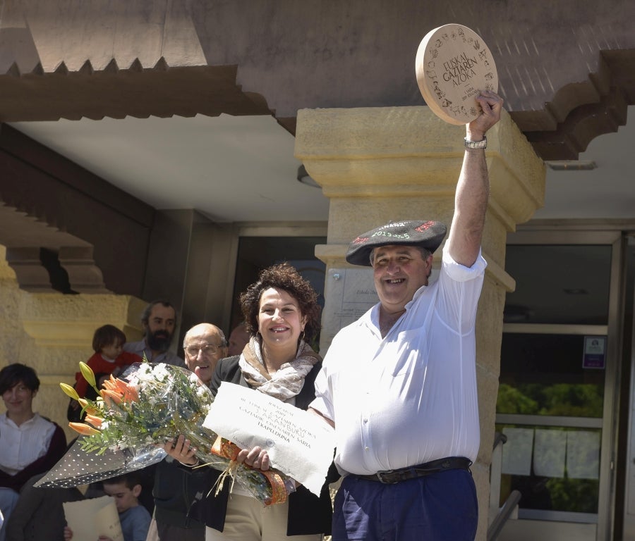 Idiazabal se vistió de gala para celebrar una de las citas fetivas más importante de la localidad, la Feria del Queso Vasco . Cientos de personas aprovecharon la soleada jornada para acercarse hasta allí y partipar en los numerosos actos y actividades organizadas a lo largo de la mañana de ayer. Una feria que reunió a 29 productores de queso con Denominación de Origen Idiazabal y Ossau Iraty.