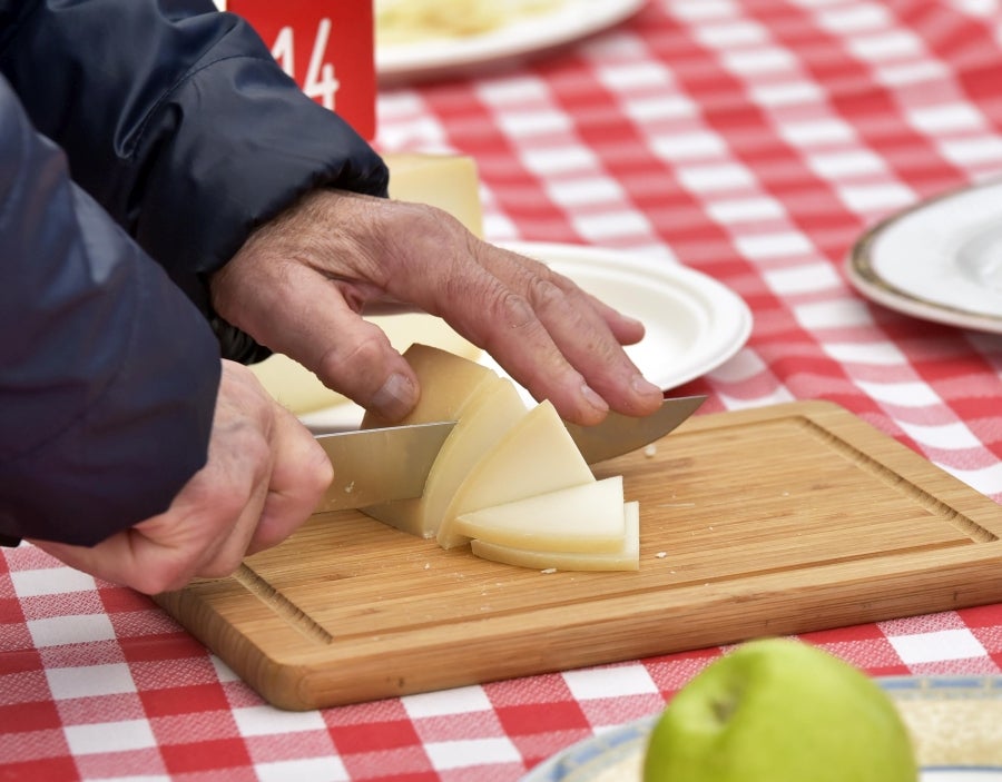 Idiazabal se vistió de gala para celebrar una de las citas fetivas más importante de la localidad, la Feria del Queso Vasco . Cientos de personas aprovecharon la soleada jornada para acercarse hasta allí y partipar en los numerosos actos y actividades organizadas a lo largo de la mañana de ayer. Una feria que reunió a 29 productores de queso con Denominación de Origen Idiazabal y Ossau Iraty.