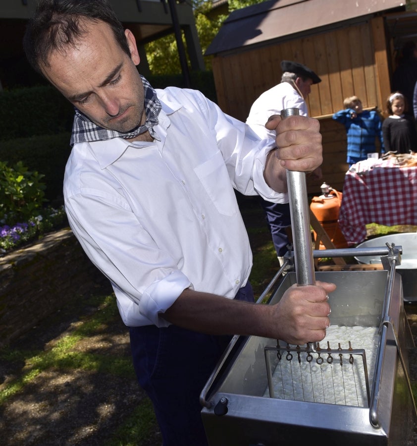Idiazabal se vistió de gala para celebrar una de las citas fetivas más importante de la localidad, la Feria del Queso Vasco . Cientos de personas aprovecharon la soleada jornada para acercarse hasta allí y partipar en los numerosos actos y actividades organizadas a lo largo de la mañana de ayer. Una feria que reunió a 29 productores de queso con Denominación de Origen Idiazabal y Ossau Iraty.