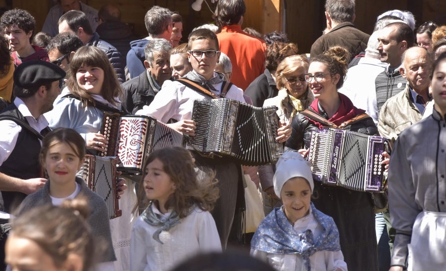 Idiazabal se vistió de gala para celebrar una de las citas fetivas más importante de la localidad, la Feria del Queso Vasco . Cientos de personas aprovecharon la soleada jornada para acercarse hasta allí y partipar en los numerosos actos y actividades organizadas a lo largo de la mañana de ayer. Una feria que reunió a 29 productores de queso con Denominación de Origen Idiazabal y Ossau Iraty.