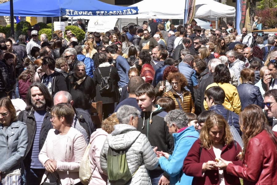 Idiazabal se vistió de gala para celebrar una de las citas fetivas más importante de la localidad, la Feria del Queso Vasco . Cientos de personas aprovecharon la soleada jornada para acercarse hasta allí y partipar en los numerosos actos y actividades organizadas a lo largo de la mañana de ayer. Una feria que reunió a 29 productores de queso con Denominación de Origen Idiazabal y Ossau Iraty.