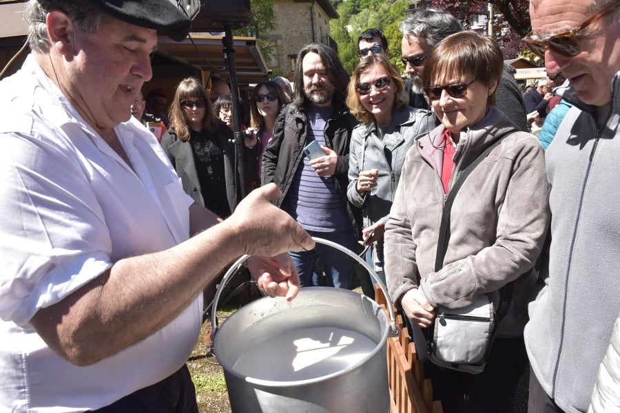 Idiazabal se vistió de gala para celebrar una de las citas fetivas más importante de la localidad, la Feria del Queso Vasco . Cientos de personas aprovecharon la soleada jornada para acercarse hasta allí y partipar en los numerosos actos y actividades organizadas a lo largo de la mañana de ayer. Una feria que reunió a 29 productores de queso con Denominación de Origen Idiazabal y Ossau Iraty.