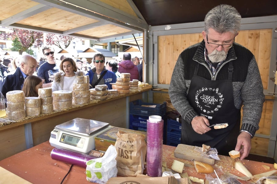 Idiazabal se vistió de gala para celebrar una de las citas fetivas más importante de la localidad, la Feria del Queso Vasco . Cientos de personas aprovecharon la soleada jornada para acercarse hasta allí y partipar en los numerosos actos y actividades organizadas a lo largo de la mañana de ayer. Una feria que reunió a 29 productores de queso con Denominación de Origen Idiazabal y Ossau Iraty.
