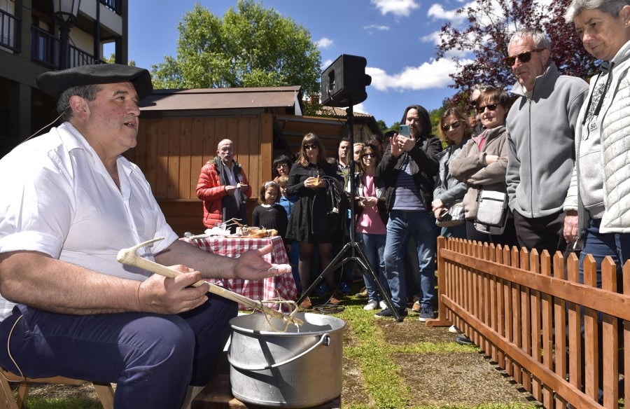 Idiazabal se vistió de gala para celebrar una de las citas fetivas más importante de la localidad, la Feria del Queso Vasco . Cientos de personas aprovecharon la soleada jornada para acercarse hasta allí y partipar en los numerosos actos y actividades organizadas a lo largo de la mañana de ayer. Una feria que reunió a 29 productores de queso con Denominación de Origen Idiazabal y Ossau Iraty.