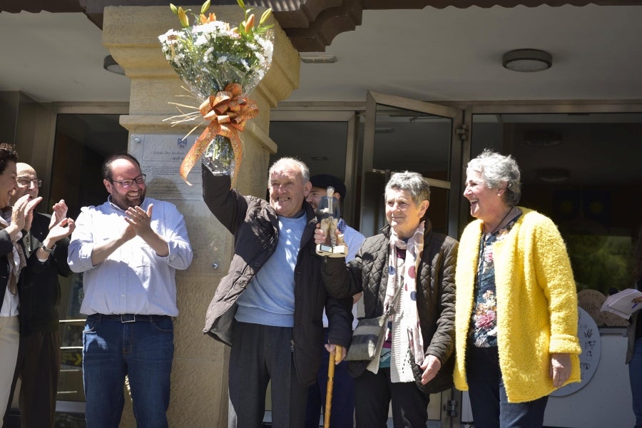 Idiazabal se vistió de gala para celebrar una de las citas fetivas más importante de la localidad, la Feria del Queso Vasco . Cientos de personas aprovecharon la soleada jornada para acercarse hasta allí y partipar en los numerosos actos y actividades organizadas a lo largo de la mañana de ayer. Una feria que reunió a 29 productores de queso con Denominación de Origen Idiazabal y Ossau Iraty.