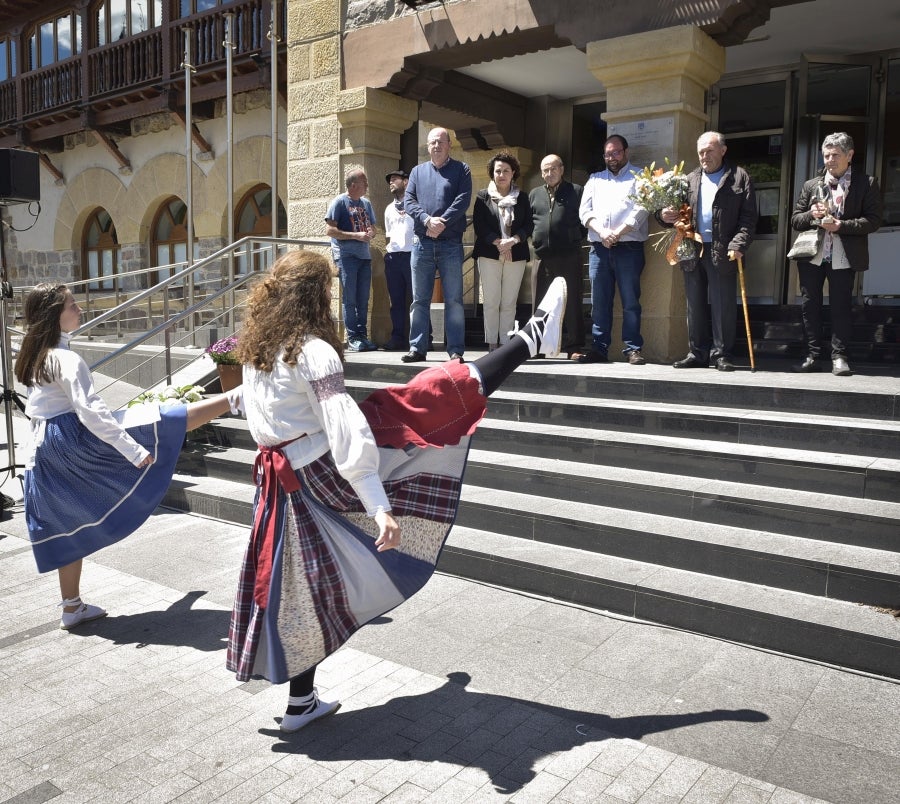 Idiazabal se vistió de gala para celebrar una de las citas fetivas más importante de la localidad, la Feria del Queso Vasco . Cientos de personas aprovecharon la soleada jornada para acercarse hasta allí y partipar en los numerosos actos y actividades organizadas a lo largo de la mañana de ayer. Una feria que reunió a 29 productores de queso con Denominación de Origen Idiazabal y Ossau Iraty.