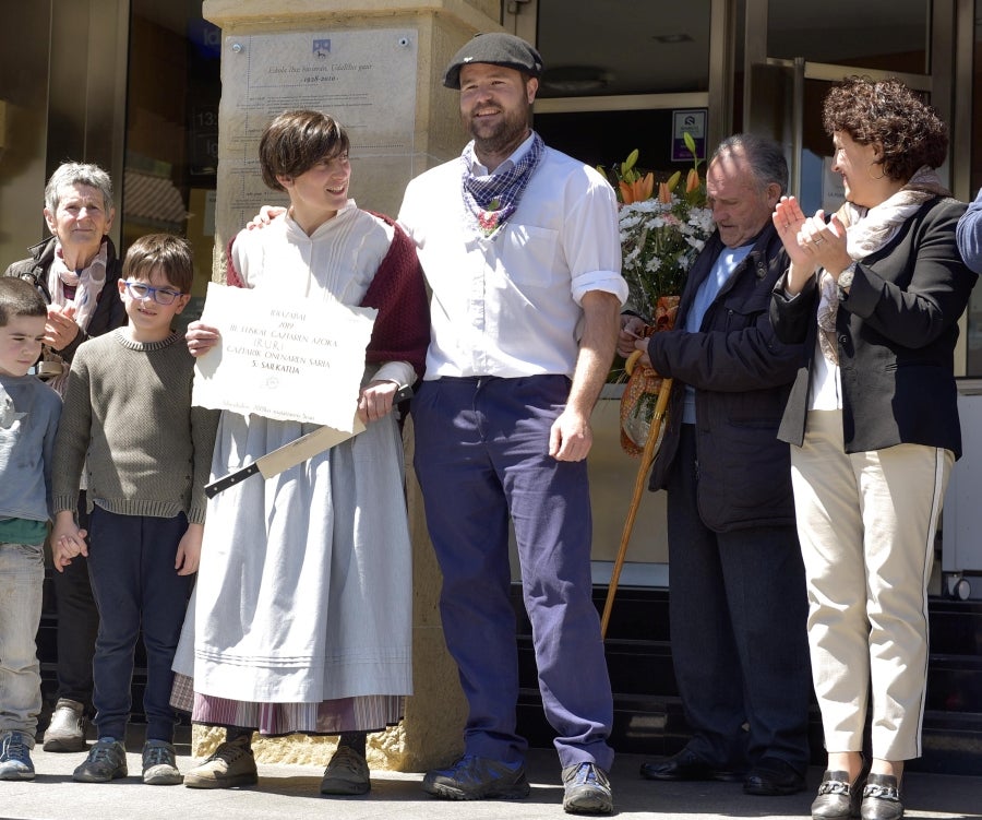 Idiazabal se vistió de gala para celebrar una de las citas fetivas más importante de la localidad, la Feria del Queso Vasco . Cientos de personas aprovecharon la soleada jornada para acercarse hasta allí y partipar en los numerosos actos y actividades organizadas a lo largo de la mañana de ayer. Una feria que reunió a 29 productores de queso con Denominación de Origen Idiazabal y Ossau Iraty.