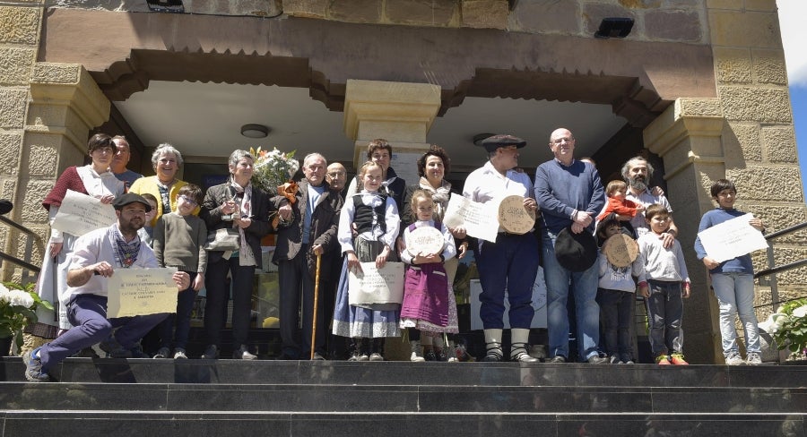 Idiazabal se vistió de gala para celebrar una de las citas fetivas más importante de la localidad, la Feria del Queso Vasco . Cientos de personas aprovecharon la soleada jornada para acercarse hasta allí y partipar en los numerosos actos y actividades organizadas a lo largo de la mañana de ayer. Una feria que reunió a 29 productores de queso con Denominación de Origen Idiazabal y Ossau Iraty.