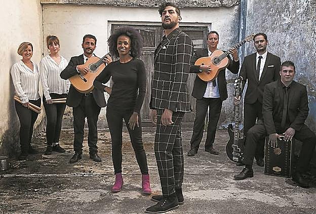 Yoni Jiménez, en el centro de la imagen, junto a miembros y colaboradores de Sonakay.