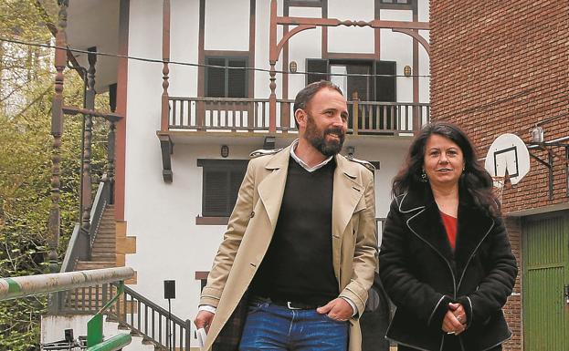 Etxe Txikia. Denis Itxaso y Gloria Vázquez, en una de las visitas realizadas al edificio.