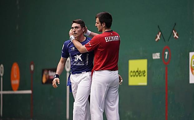 Elezkano abraza a Peio Etxeberria al término del encuentro.